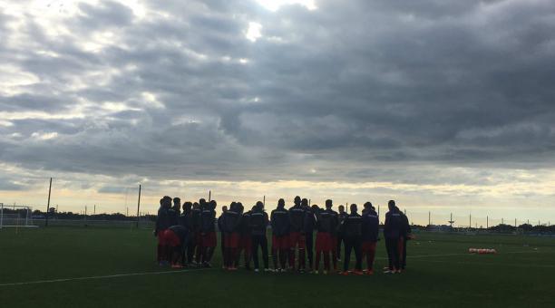 Los jugadores de Barcelona SC se reúnen para mantener una charla. Foto: Twitter del club canario