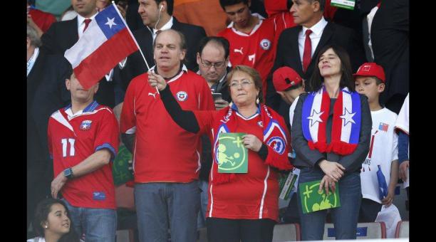 La presidenta de Chile Michelle Bachelet alentando a su país