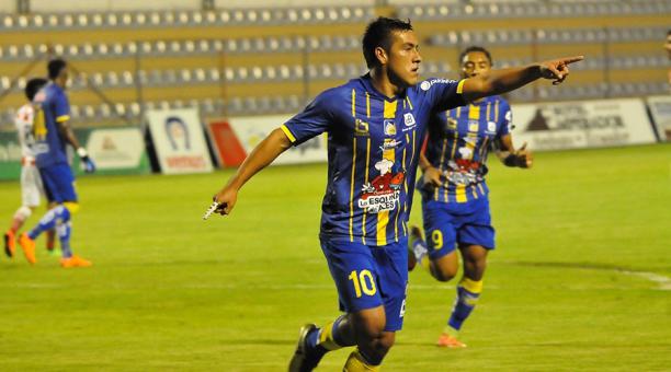 Luis Andrés Chicaiza celebra el gol ante el Técnico Universitario en el estadio Bellavista de Ambato