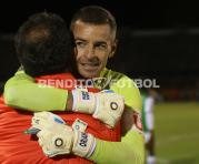 Adrián Gabbarini es felicitado por colaboradores de Liga de Quito tras la clasificación. Foto: Diego Pallero / BF