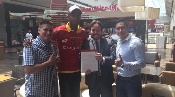 Sergio Mina (con gorra) firmó su contrato con Dep. Cuenca y ya se entrena con el club. Foto: Twitter del club