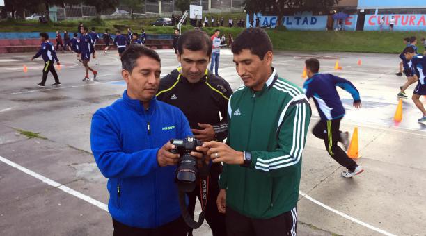 Árbitros del Campeonato Nacional revisan una cámara fotográfica después de su entrenamiento en la Universidad Central del Ecuador. Foto: Archivo / BF