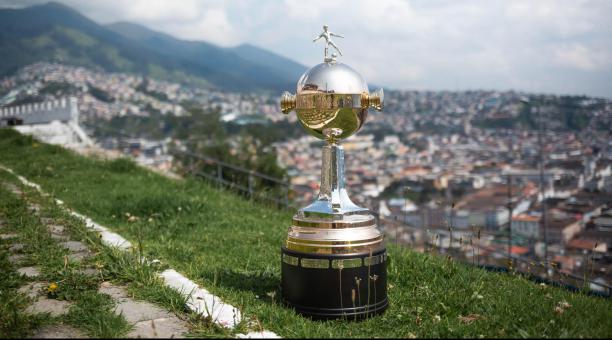 El trofeo de la Copa Libertadores Sub 20 ya se encuentra en Quito. Foto: @LibertadoresU20.