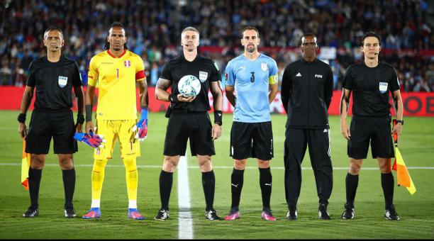 Anderson Daronco (tercero desde la izquierda) fue el árbitro del partido entre Uruguay y Perú por las eliminatorias sudamericanas. Foto: Twitter @SeleccionPeru.