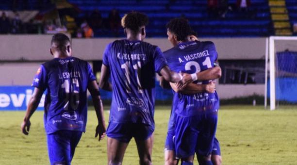 Jugadores del Imabura celebran uno de los cinco goles anotados en Loja. Foto: Twitter @ImbaburaSC1993.