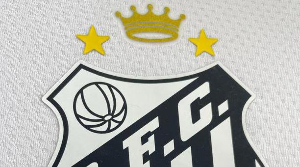 Escudo del Santos con una corona en homenaje a Pelé. Foto: Twitter @SantosFC