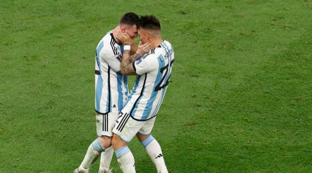 Lionel Messi se abraza con Rodrigo de Paul en el Mundial de Qatar con la selección de Argentina. Foto: Agencia EFE
