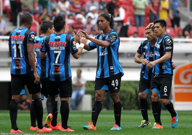 Ronaldinho con sus compañeros del Queretaro. Foto: EFE