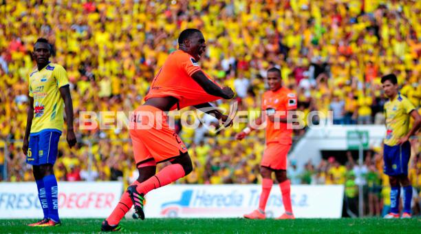 El zaguero Anderson Ordóñez celebra el gol que marcó ante Delfín, el segundo del partido. Foto: API