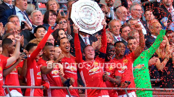 El ecuatoriano Antonio Valencia (con el puño cerrado) celebra el título con el Manchester United. Foto: AFP