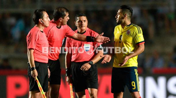 El ecuatoriano Roddy Zambrano conversa con el colombiano Radamel Falcao en el juego ante Argentina. Foto: AFP