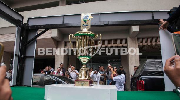 Este trofeo es el que recibirá Barcelona SC en el estadio Monumental Banco Pichincha. Foto: Enrique Pesantes/BF