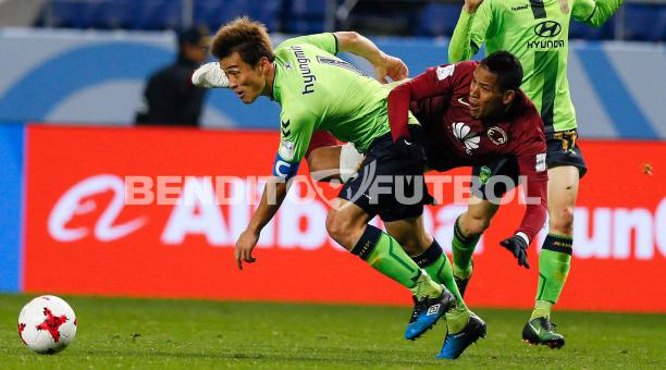 Michael Arroyo cae ante la marca del coreano  Shin Hyung-min, en el Mundial de Clubes. Foto: EFE