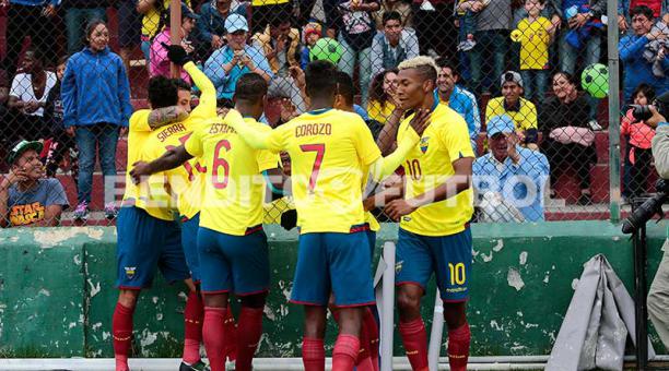 Los jugadores ecuatorianos celebran el tanto de Jordan Sierra. Foto: AFP