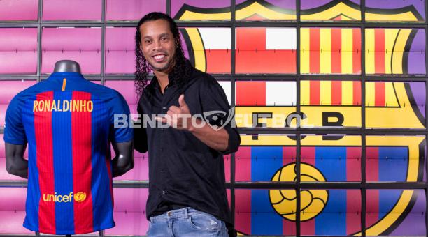 El brasileño Ronaldinho posa en el FC Barcelona, antes tuvo un momento gracioso en el aeropuerto. Foto: EFE