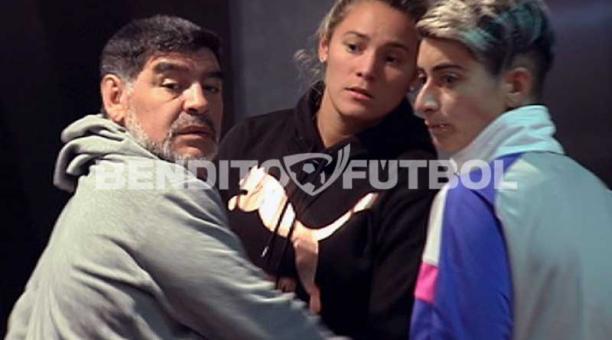 Diego Maradona (i) junto a su novia Rocío Oliva en el hotel de Madrid donde se hospeda.