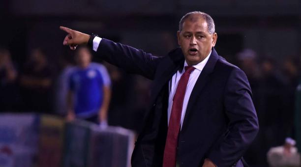El técnico Francisco Arce reparte instrucciones a sus jugadores ante Ecuador, en Asunción. Foto: AFP