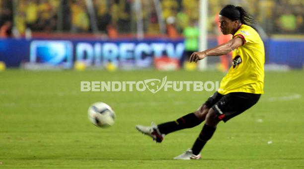 Ronaldinho jugó con la camiseta de Barcelona SC y volverá a lucir la del legendario FC Barcelona