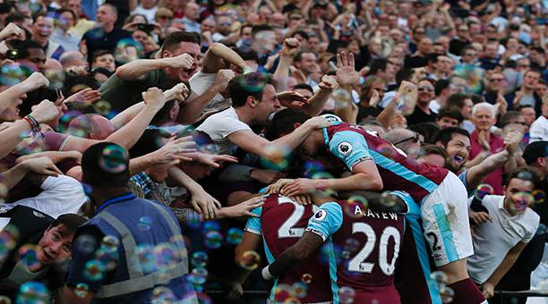 EL West Ham celebra el gol con el que triunfó sobre el Swansea Foto: AFP