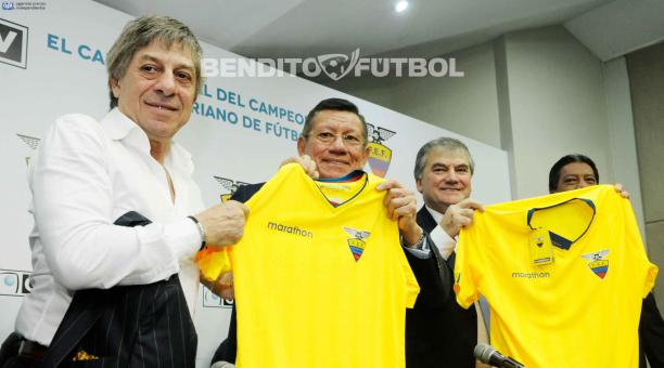 'Paco' Casal (izq.) es propietario de GolTV. Aquí recibió la camiseta de la Tri, de mano de Carlos Villacís, presidente de la FEF, en la sede en Guayaquil. Foto: API