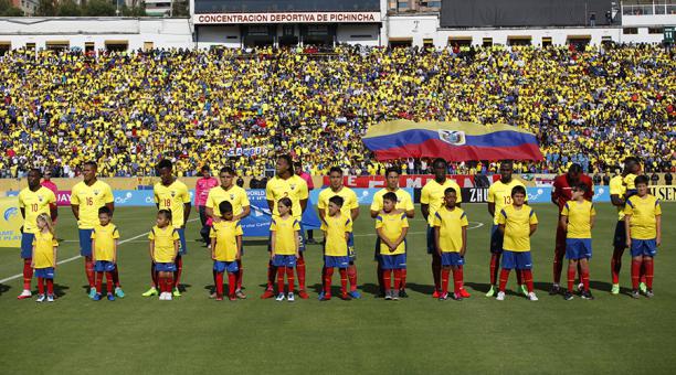 Jugadores de Ecuador antes del partido frente a Colombia por eliminatorias