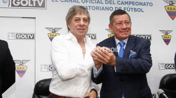 El empresario Paco Casal (izq.) y Carlos Villacís estrechan sus manos, tras la firma del acuerdo