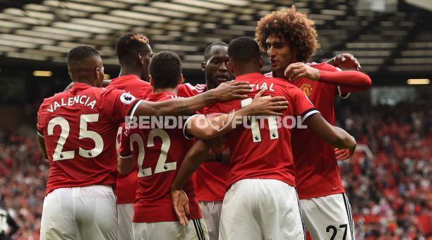 Antonio Valencia (25) celebra con sus compañero el gol de Romelu Lukaku (centro). Foto: AFP