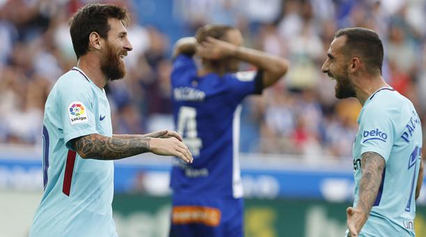 Lionel Messi (i) celebra con Paco Alcácer su segundo gol, y segundo del equipo frente al Deportivo Alavés