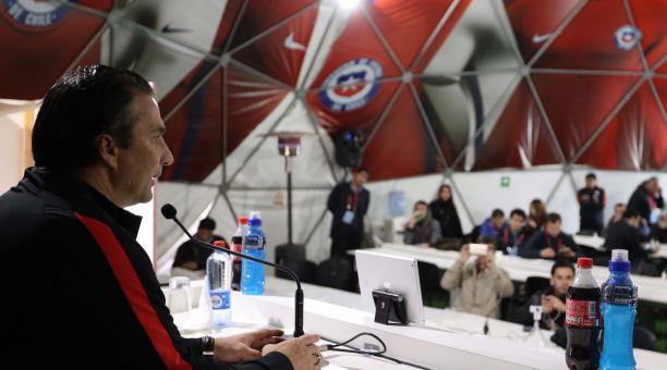 El argentino Juan Antonio Pizzi dio una conferencia de prensa, antes del juego con Ecuador. Foto: Selección de Chile