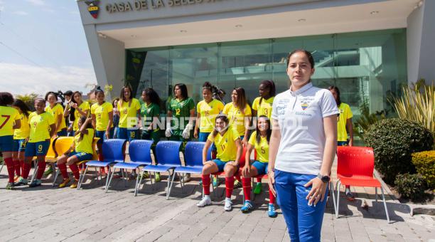 La DT Vanessa Arauz posa con el equipo que participará en los Juegos Bolivarianos. Foto: AP/BF