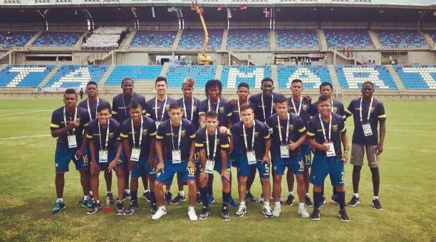 El plantel Sub 17 de Ecuador posa para la foto, antes del partido en Santa Marta. Foto: FEF