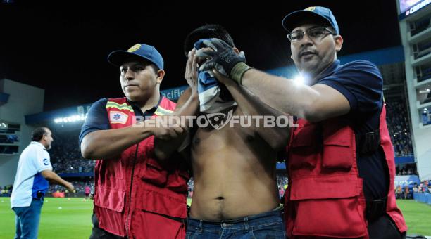 La última pelea entre hinchas en el estadio de Emelec dejó heridos, en el cotejo contra Delfín. Foto: APÏ