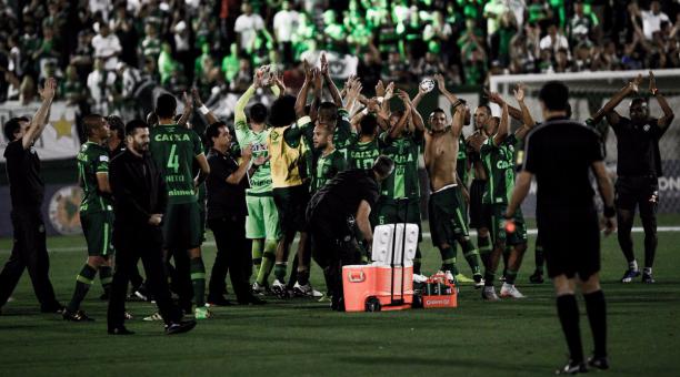 El momento en que Chapecoense clasifica a la final de la Copa Sudamericana 2016 tras derrotar a San Lorenzo de Argentina