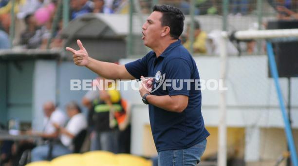 El técnico Pool Gavilanez reparte instrucciones durante el partido de Guayaquil City ante Delfín. Foto: API