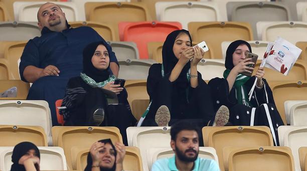 Mujeres nacidas en Arabia Saudita asisten por primera vez a un estadio