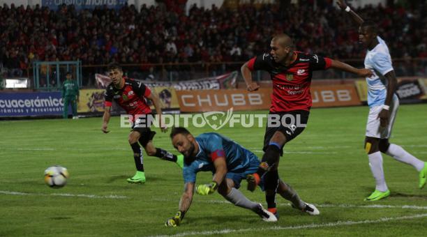El nuevo ariete Jacson Pita convierte el segundo gol del D. Cuenca ante Guayaquil City. Foto: API