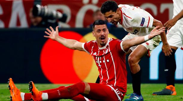 El delantero Sandro Wagner, del Bayern, reclama una falta en el partido contra el Sevilla. Foto: AFP