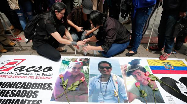 En Quito hubo voces de protesta y demostraciones de apoyo a los familiares de los compañeros asesinados. Foto: EFE