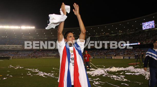 Enrique Vera con la bandera de Paraguay luego de ganar la Copa Libertadores 2008
