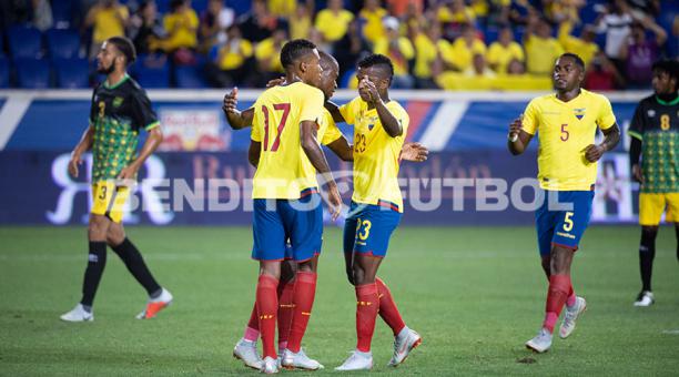 Ayrton Preciado (17) celebra el gol de Enner Valencia con Miller Bolaños y Renato Ibarra (5)