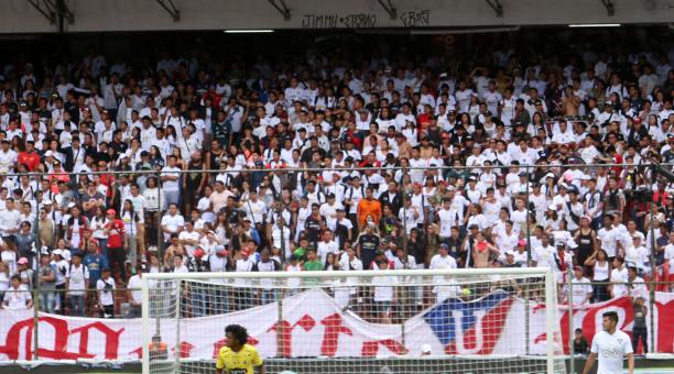 La barra Muerte Blanca, durante el partido ante Barcelona SC, en el estadio Rodrigo Paz