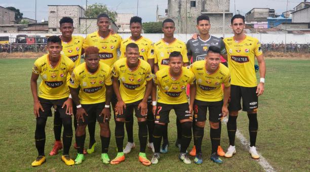 Leonardo Campana (der.) posa con sus compañeros de reservas, en el partido ante Guayaquil City. Foto: Formativas BSC