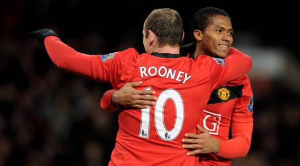 Antonio Valencia celebra un gol con Wayne Rooney en el Manchester United