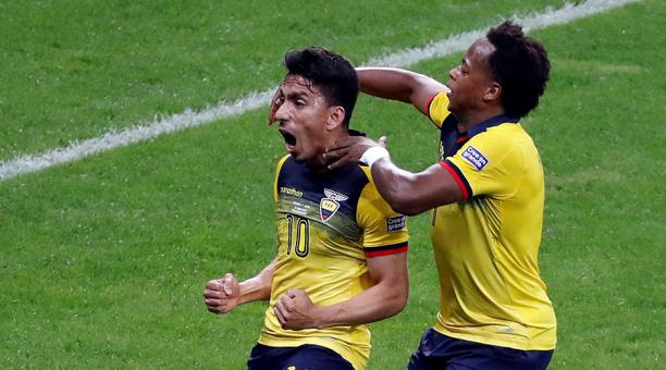 El jugador Ángel Mena (i) de Ecuador celebra la anotación de un gol con su compañero Romario Ibarra (d) durante el partido Ecuador-Japón del Grupo C de la Copa América de Fútbol 2019