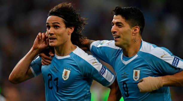 Edinson Cavani (izq.) y Luis Suárez fueron figuras de Uruguay en la primera fase del torneo. Foto: AFP