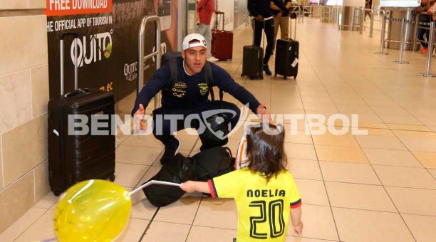 Andrés Chicaiza recibe el abrazo de su hija Noelia, quien fue a verlo al aeropuerto. Foto: Vicente Costales / BF