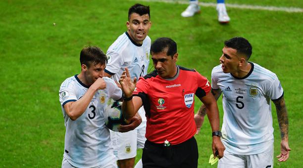 Roddy Zambrano discute con jugadores de Argentina en la semifinal de la Copa América
