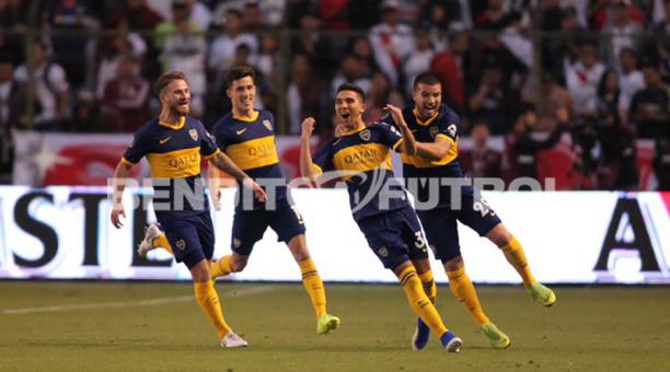 Jugadores de Boca Juniors celebran el segundo gol frente a Liga