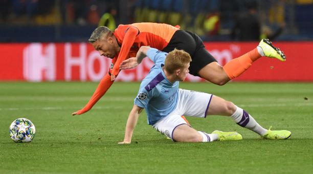 El belga Kevin De Bruyne (der.), del Manchester City, se barre ante Marlos, del Shakhtar. Foto: AFP