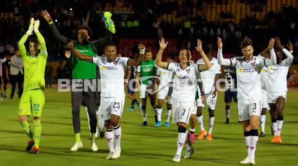 Los jugadores de Liga de Quito agradecieron el apoyo de los hinchas en las gradas. Foto: Diego Pallero / BF